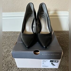Women’s black heels - size 6 - excellent condition!